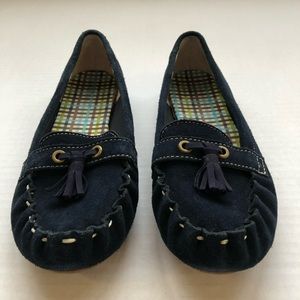 Lands’ End women’s navy blue leather moccasins.